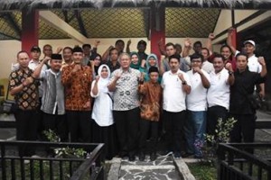 Bupati Kuningan berfoto bersama dengan warga desa Paniis.